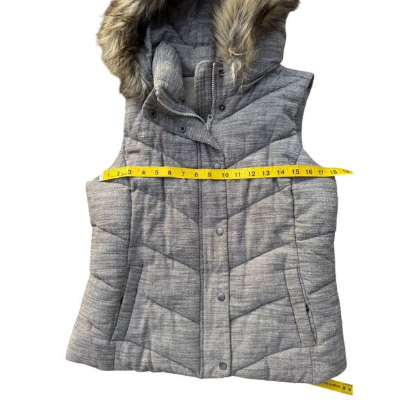 Gap Womens Gray Quilted Hooded Puffer Vest With Faux Fur Trimmed Hood - Picture 6 of 6